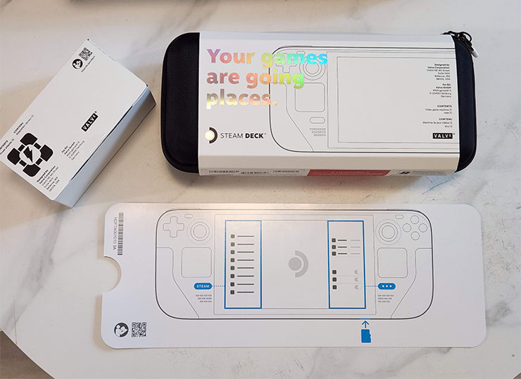 最強遊戲掌機?Steam Deck 開箱與初步使用心得分享~買之前先看看適不適合你! - 阿祥的網路筆記本 盒內物品一覽-主機(連同攜包)、充電器與說明卡。