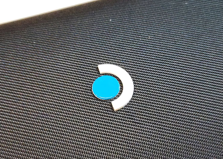 最強遊戲掌機?Steam Deck 開箱與初步使用心得分享~買之前先看看適不適合你! - 阿祥的網路筆記本 保護包上的 Steam Deck LOGO。