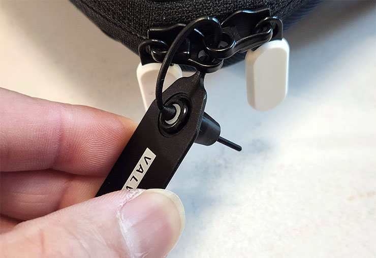 最強遊戲掌機?Steam Deck 開箱與初步使用心得分享~買之前先看看適不適合你! - 阿祥的網路筆記本 拉鏈扣做了可上鎖的設計,包裝內也有一個束帶固定,開啟需移除這個束帶。