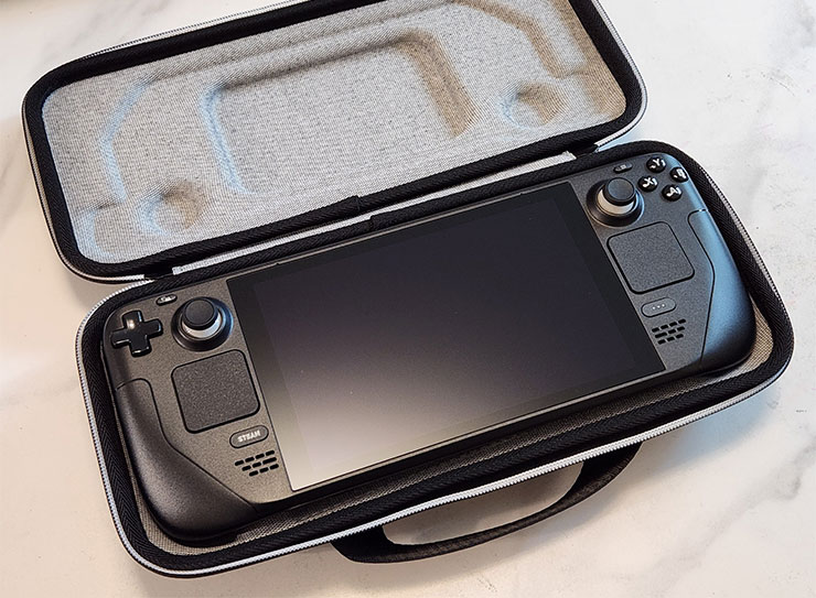 最強遊戲掌機?Steam Deck 開箱與初步使用心得分享~買之前先看看適不適合你! - 阿祥的網路筆記本 打開保護包,內裡的接觸面是不傷主機的軟質面料,也依照 Steam Deck 的外型做了凹凸服貼設計。