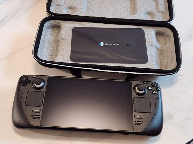 最強遊戲掌機?Steam Deck 開箱與初步使用心得分享~買之前先看看適不適合你! - 阿祥的網路筆記本 下面還附了一個擦拭布,也是頂規版才有的,另外一提頂規板的螢幕採用了防眩光設計。