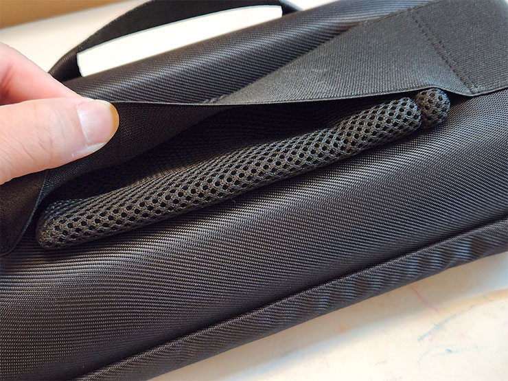 最強遊戲掌機?Steam Deck 開箱與初步使用心得分享~買之前先看看適不適合你! - 阿祥的網路筆記本 保護包後側保留一個小凹槽,裡面有一個小小的收納袋?