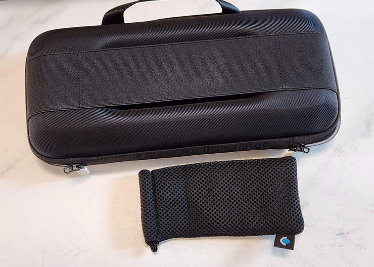 最強遊戲掌機?Steam Deck 開箱與初步使用心得分享~買之前先看看適不適合你! - 阿祥的網路筆記本 這個收納袋是裝充電器用的,可直接收納在保護包的後側,真的是很貼心的設計。