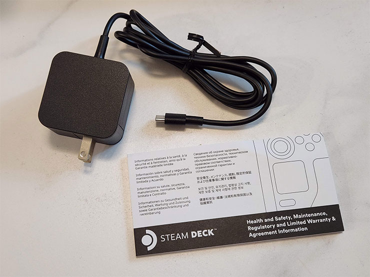 最強遊戲掌機?Steam Deck 開箱與初步使用心得分享~買之前先看看適不適合你! - 阿祥的網路筆記本 充電器不大,但可惜的是插頭是不可收摺的設計。