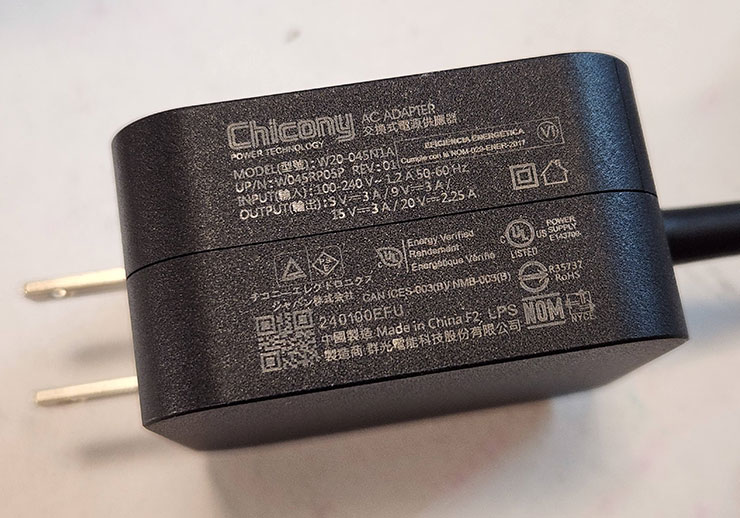 最強遊戲掌機?Steam Deck 開箱與初步使用心得分享~買之前先看看適不適合你! - 阿祥的網路筆記本 充電器為群光電子生產,輸出功率為 45W,這裡提一個小小的注意點,阿祥國外的朋友有提到,建議 Steam Deck 都採用原廠的充電器來充電,若使用非原廠充電器,「有可能」造成 Steam Deck 無法開機的狀況,需拆機放電後才能重啟,但阿祥自己是有短暫使用非原廠充電器來充電過,目前是沒出狀況,但保險起見,目前我都還是維持原廠充電器的使用。