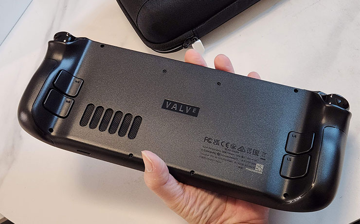 最強遊戲掌機?Steam Deck 開箱與初步使用心得分享~買之前先看看適不適合你! - 阿祥的網路筆記本 機身後側,可看到左右兩側有握把設計,還有四個後置按鍵。