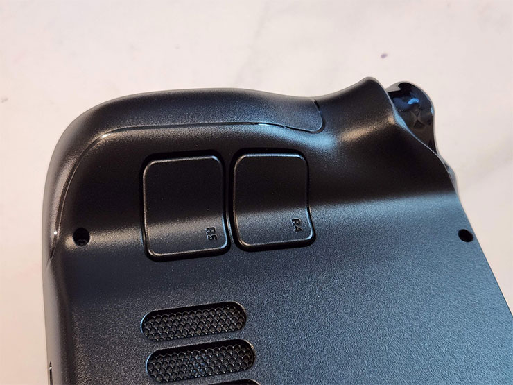 最強遊戲掌機?Steam Deck 開箱與初步使用心得分享~買之前先看看適不適合你! - 阿祥的網路筆記本 把握內側的後置按鍵需要用無名指與小指按壓,實際使用還蠻難按的…