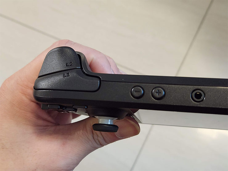 最強遊戲掌機?Steam Deck 開箱與初步使用心得分享~買之前先看看適不適合你! - 阿祥的網路筆記本 機身頂部左側可看到兩組肩鍵 L1、L2、音量調整鍵、3.5 mm 耳機接口。
