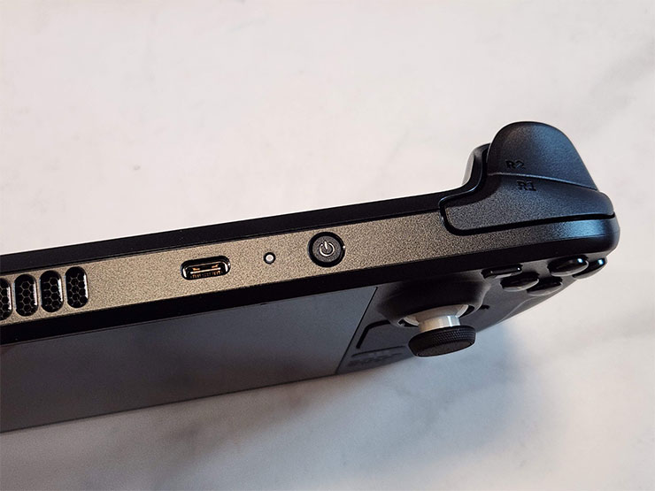 最強遊戲掌機?Steam Deck 開箱與初步使用心得分享~買之前先看看適不適合你! - 阿祥的網路筆記本 機身頂部右側也有兩組肩鍵 R1、R2、電源鈕與 USB Type C 充電接口。