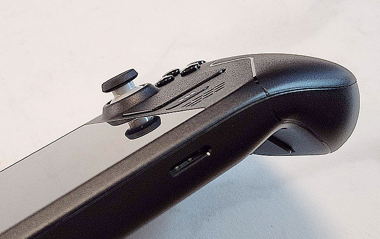 最強遊戲掌機?Steam Deck 開箱與初步使用心得分享~買之前先看看適不適合你! - 阿祥的網路筆記本 機身右側底部有一組 microSD 卡槽。