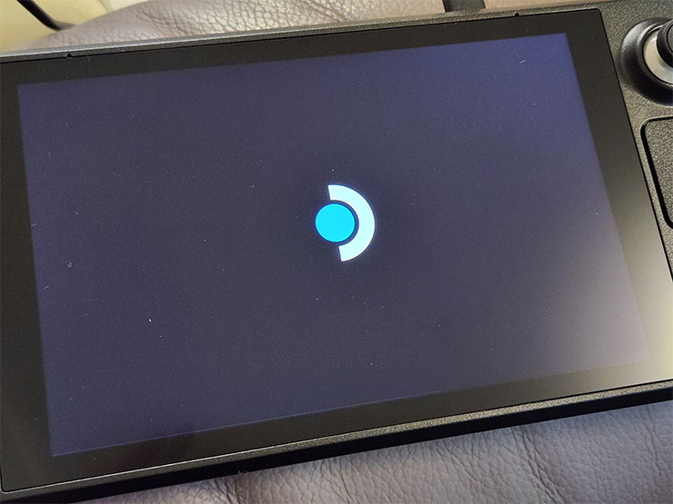 最強遊戲掌機?Steam Deck 開箱與初步使用心得分享~買之前先看看適不適合你! - 阿祥的網路筆記本 長按電源鈕開機(初次開機要像筆電一樣,先接上電源再開),會出現 Steam Deck 的 LOGO。