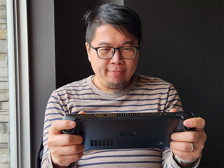 最強遊戲掌機?Steam Deck 開箱與初步使用心得分享~買之前先看看適不適合你! - 阿祥的網路筆記本 Steam Deck 的手感超乎預期的好,但一拿在手上馬上就宅氣外溢啦XD!