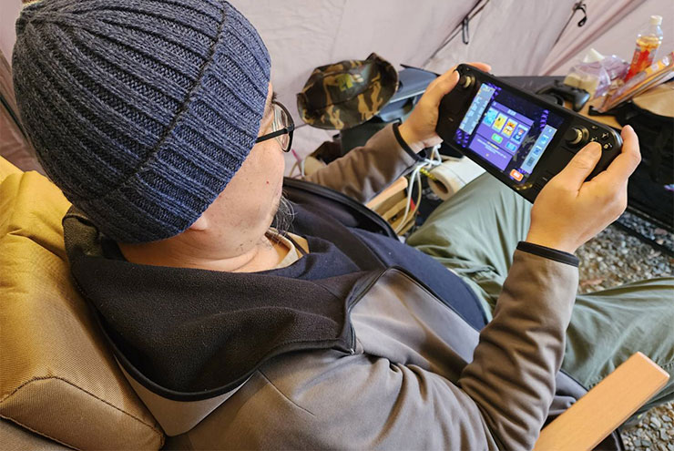 最強遊戲掌機?Steam Deck 開箱與初步使用心得分享~買之前先看看適不適合你! - 阿祥的網路筆記本 Steam Deck 雖然體積不算小,但還算是蠻好攜帶的,上星期去露營阿祥也有把它帶著走,在帳蓬裡玩還挺開心。