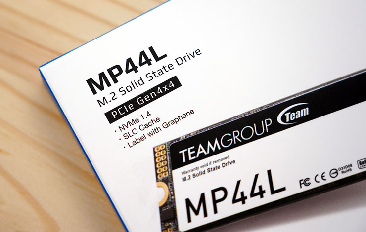 TeamGroup MP44L 為 PCIe Gen4 x4 與 NVMe 1.4 傳輸標準，支援 SLC Cache 與 石墨烯鋁箔散熱標籤貼。