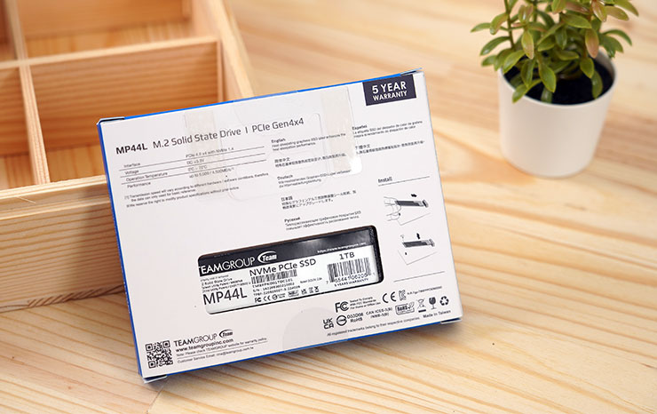 盒背可以看到產品的其他規格標示，下方也開了一道透明窗可以看到內部的 SSD 標籤。