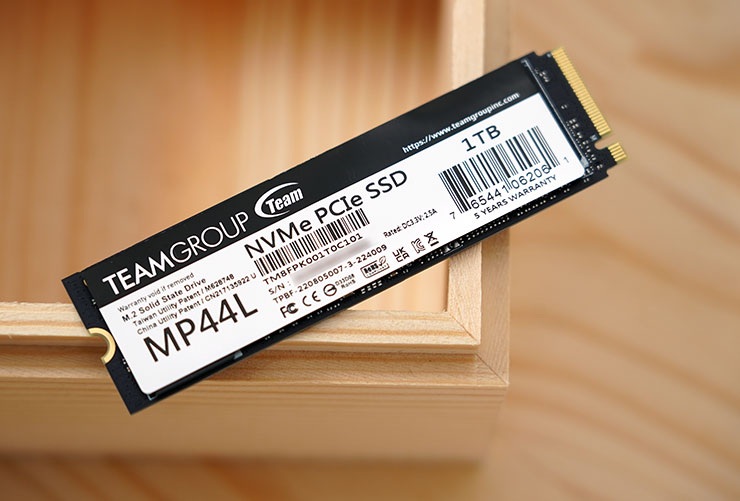 開箱看看 TeamGroup MP44L 本體，正面的標籤貼紙詳細了產品的規格、序號…等資訊，而這張標籤就是採用石墨烯鋁箔材質。