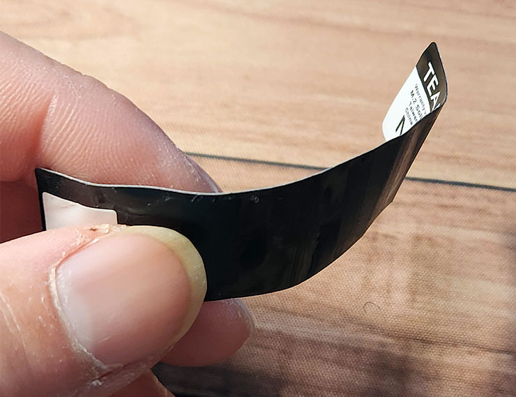 將石墨烯鋁箔標籤撕下，可以看出相較於一般紙質貼紙要略厚一些。
