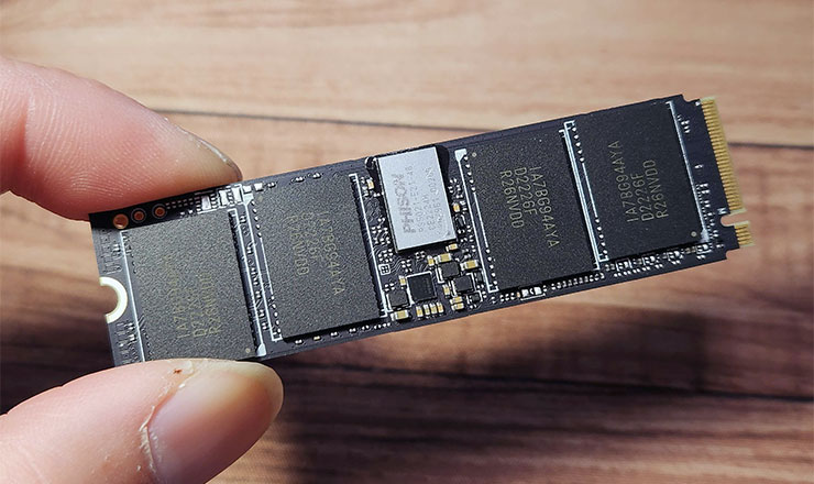 正面可以看到四顆 NAND 晶片與控制器。