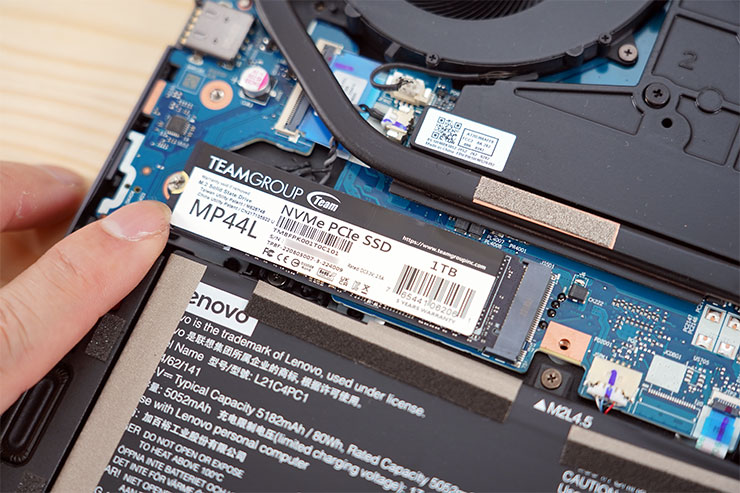 TeamGroup MP44L 的單面佈局與石墨稀鋁箔散熱標籤讓 SSD 本體維持薄度，特別適合使用在筆記型電腦之中。