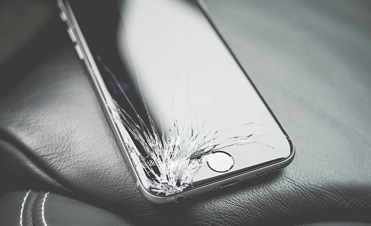 手機螢幕雖然愈做愈堅固，但畢竟玻璃本身的物理特性仍有其極限，破損的可能性並不可能為零，也成為使用者荷包大失血的主要原因。
