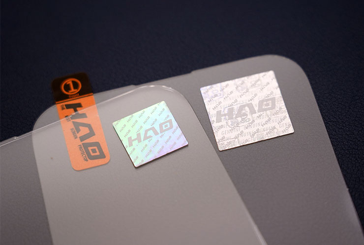 不過若仔細觀察，不難發現 HAO PRO 專業版果凍貼（圖左）的邊角厚度略為增加，也有更圓弧的導角設計。