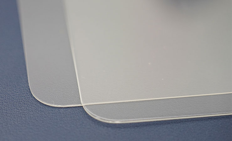 不過若是查看邊角處，仍然能發現到 HAO PRO 專業版果凍貼（圖右）的厚度有明顯增加，而這也是邊角抗壓力提升的關鍵。