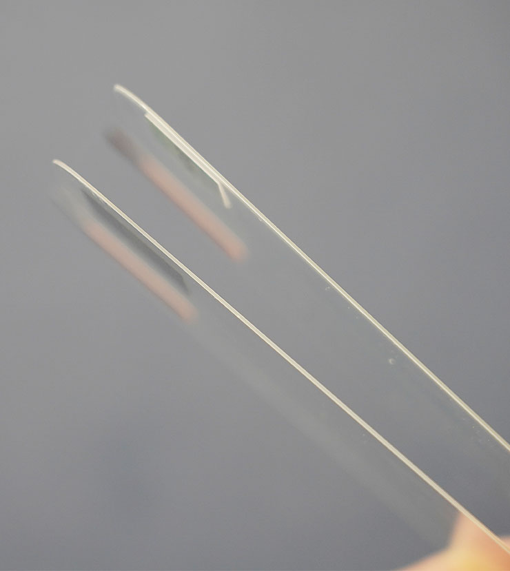 從側面來看兩款保護貼的厚度也沒有太明顯的差異。