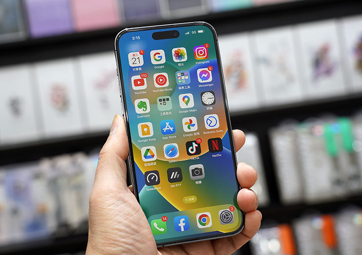 安裝 HAO PRO 專業版果凍貼完成的 iPhone 14 Pro Max，正面完全看不出來有貼保護貼的樣子，也因為 HAO PRO 專業版果凍貼更強調表面的耐磨能力，因此目前只有推出高清透版本。