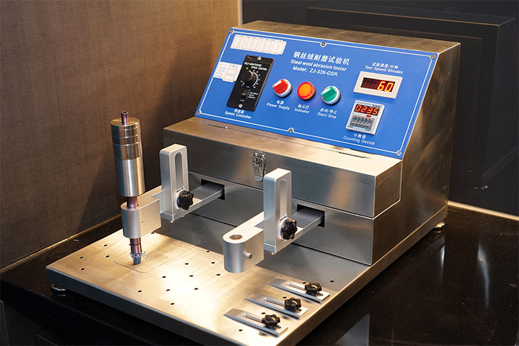 在小豪包膜台中旗艦館中，也使用了一台耐磨試驗機來實測 HAO PRO 專業版果凍貼的表面強度。