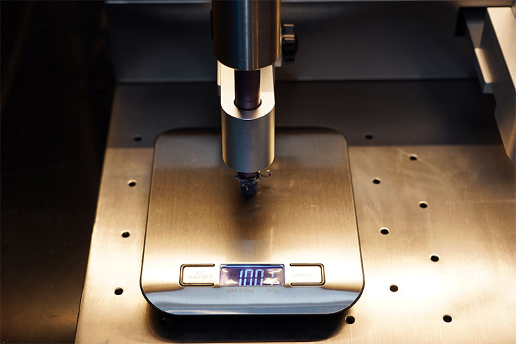 向下加上約 1Kg 左右的重量。