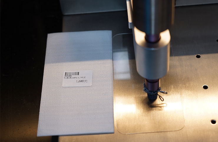 左側對照組為 HAO 5G 果凍貼，準備來一場 20 萬次磨耗的測（結果在下方的影片）