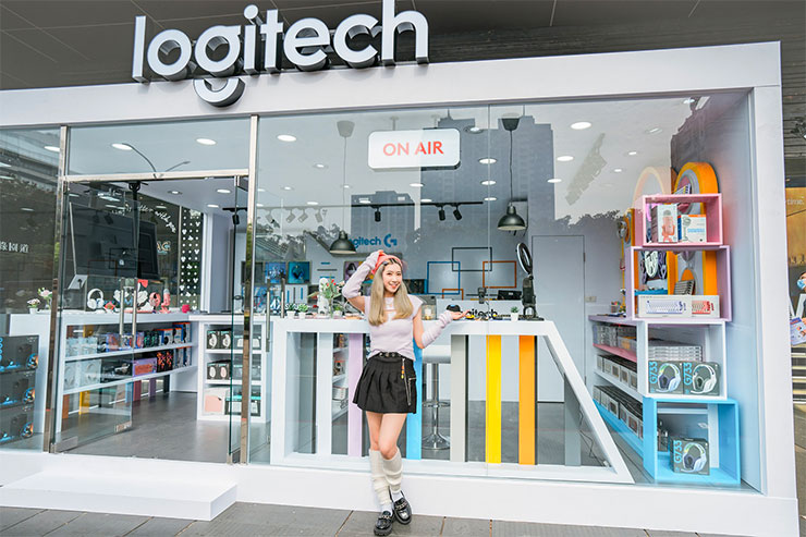 Logi Store台中勤美誠品綠園道1F戶外快閃店擁有乾淨明亮的玻璃屋設計氛圍，與多彩繽紛的產品體驗區。