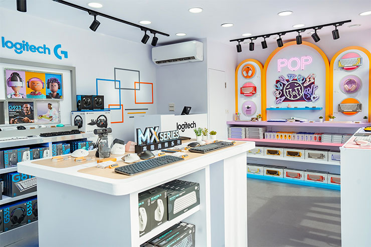 Logi Store台中勤美誠品綠園道1F戶外快閃店內陳列繽紛奪目的鍵鼠與個性玩色的耳機麥克風。