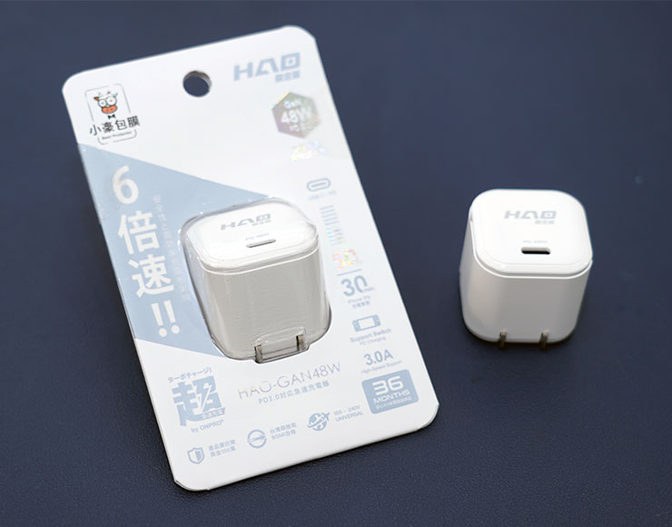 HAO 限定版氮化鎵 GaN PD 48W 超急速迷你充電器採用常見的吊卡式包，正面有透明窗可以看到產品本體。