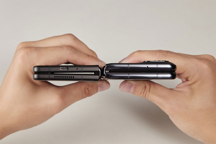 左為三星 Galaxy Z Fold3 的 U 型鉸鏈，右為 oppo Find N 的水滴型鉸鏈