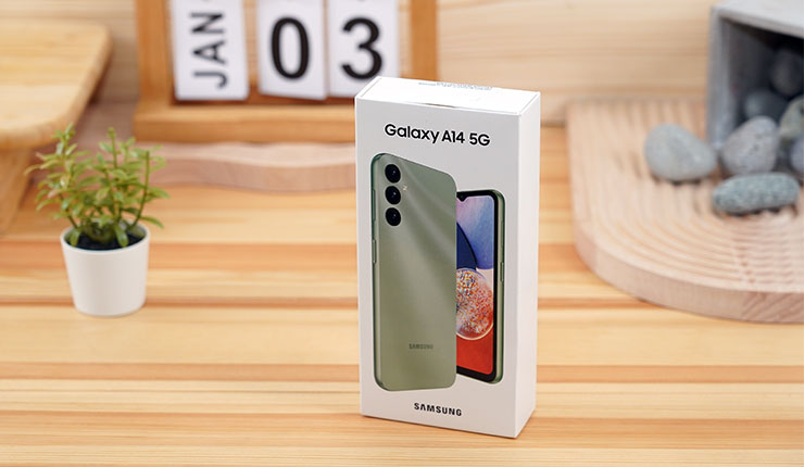Galaxy A14 5G 的外盒同樣走簡約設計，正面的產品圖像也能看到其顏色款式，這一次開箱給大家看的是主打新色「流光綠」。