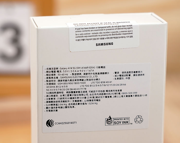 外盒背面也有詳細的產品規格。