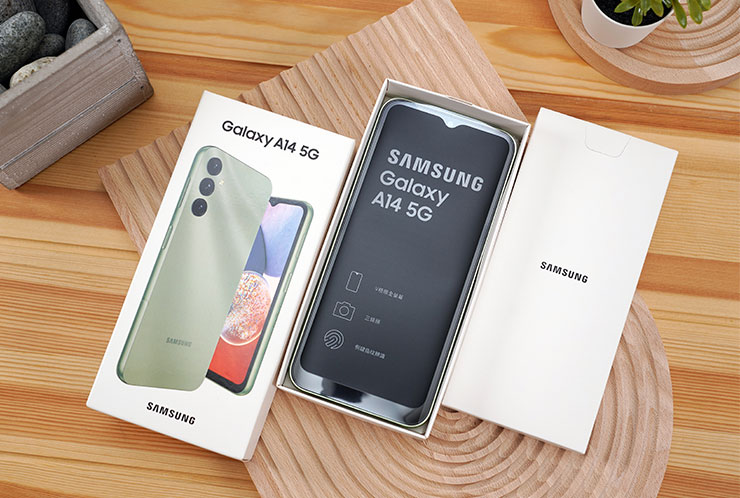 開箱，上層有一個裝有說明書與配件的紙盒，下層則為手機本體。