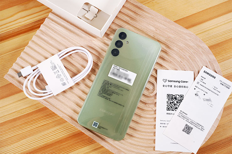 內容物一覽，包括 Galaxy A14 5G 本體，USB Type C 傳輸線、說明書與 SIM 卡針。