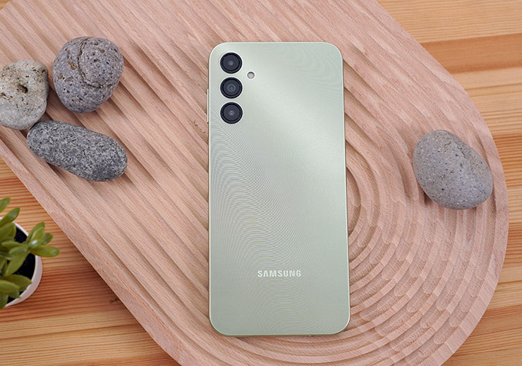 Galaxy A14 5G 的外觀設計最大的不同在於背蓋的設計，可以明顯看到細密的紋理材質，而這也是被稱作「光澤流線美背」的風格，在光線照射之下也能看到明顯的類金屬質感。