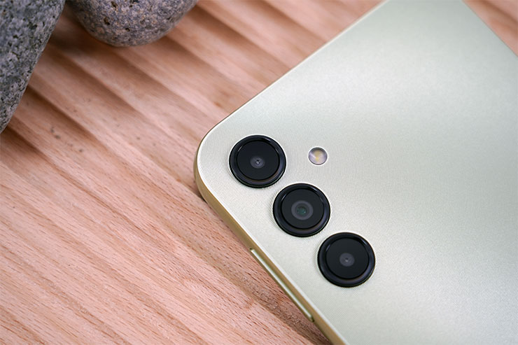 機身背面的相機同樣獨立開口式的設計，共有三鏡頭搭配一個補光燈。