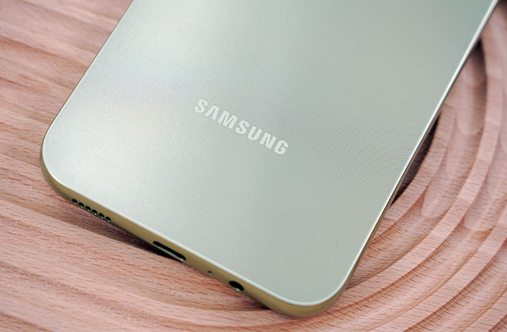 背蓋上細密的同心紋路帶來了豐富的視覺效果。