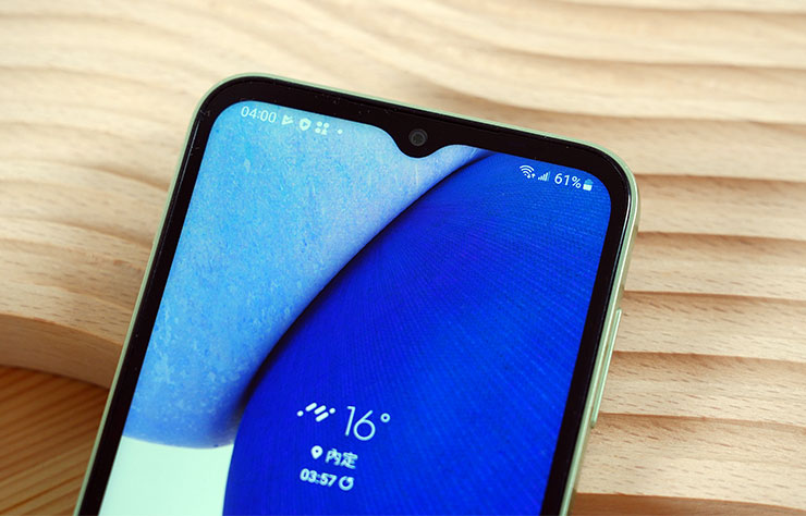 相較前一代前鏡頭規格升級至 1300 萬畫素，並以 V 極限全螢幕的設計整合於螢幕邊框之中。