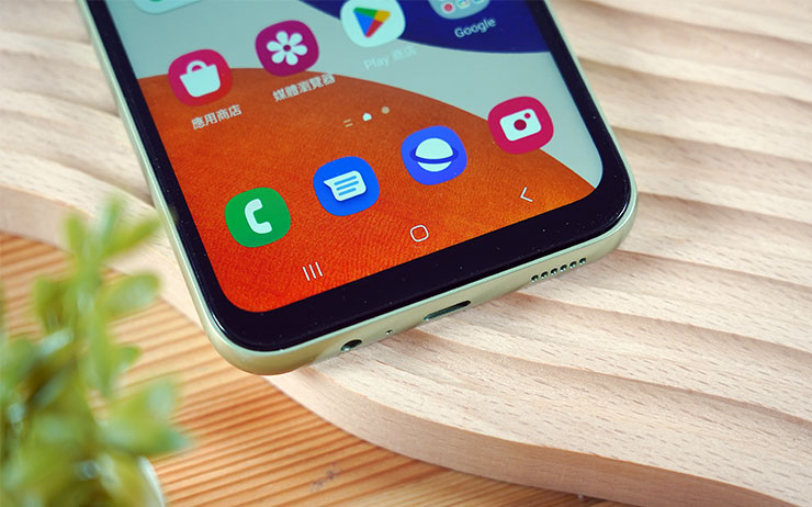 下巴的邊框略寬一些，不過整體來說並不會有過於干擾的感覺。