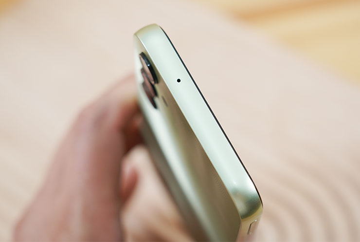 機身頂部的第二麥克風。