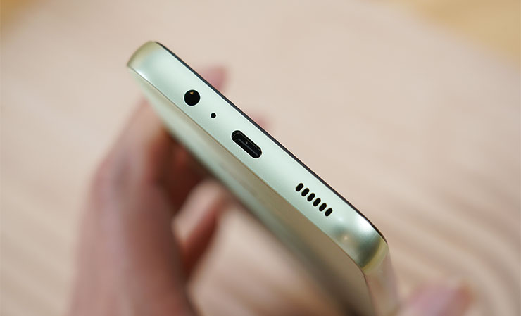 機身底部的 USB Type C 接口、麥克風、3.5mm 耳麥孔與揚聲器孔。