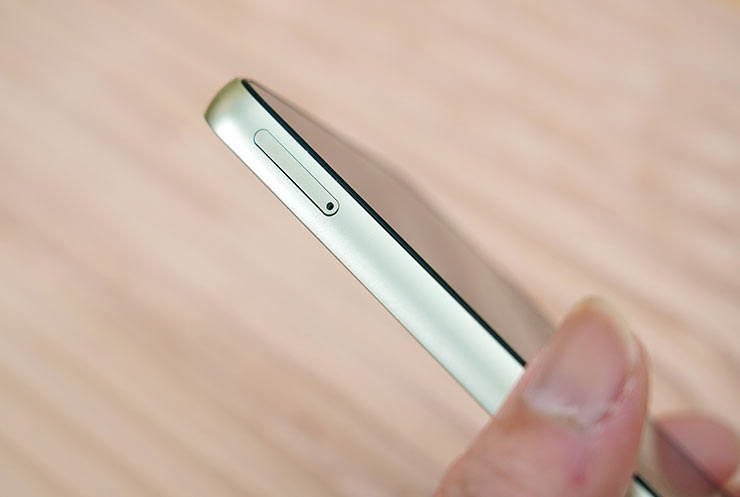 機身左側的 SIM 卡槽。