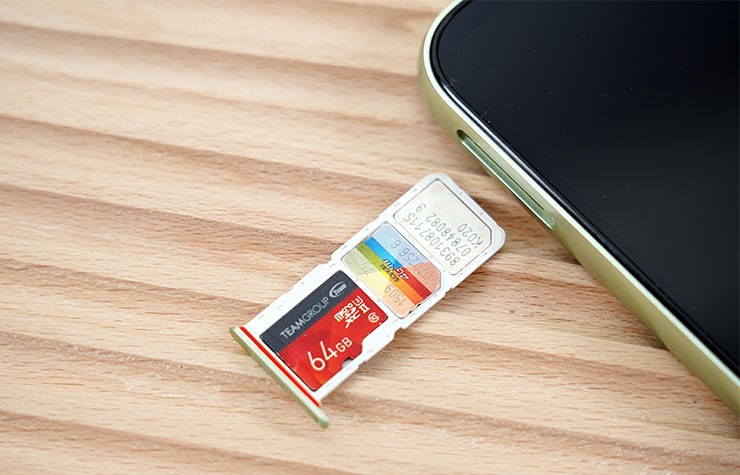 Galaxy A14 5G 採用了獨立三卡槽的設計，可同時安裝兩組 nano SIM 卡與一張 microSD 卡，最高可支援 1TB 容量。