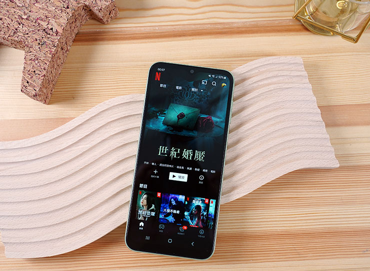 Galaxy A14 5G 的大螢幕成為影音娛樂的利器，相當適合重度影音愛好者。