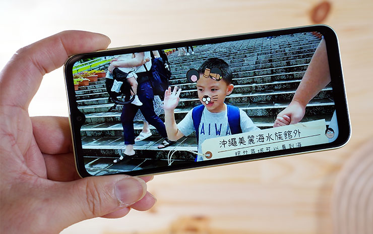 透過雙指放大的方式，可讓畫面填滿全螢幕，帶來更具沉浸感的視覺效果。